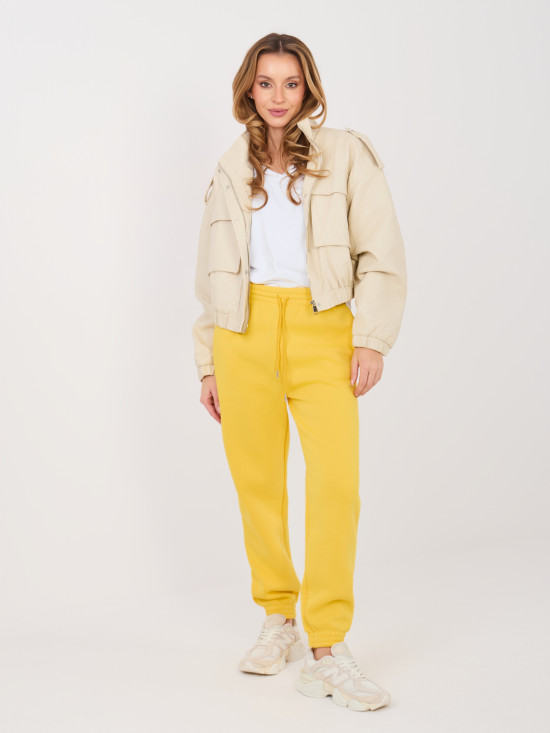 Sárga színű melegítőnadrág magas derékkal és oldalzsebekkel