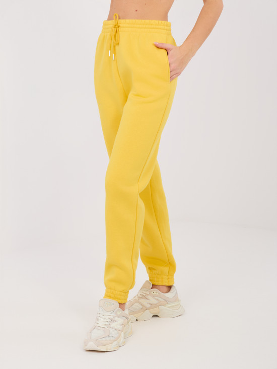 Sárga színű melegítőnadrág magas derékkal és oldalzsebekkel