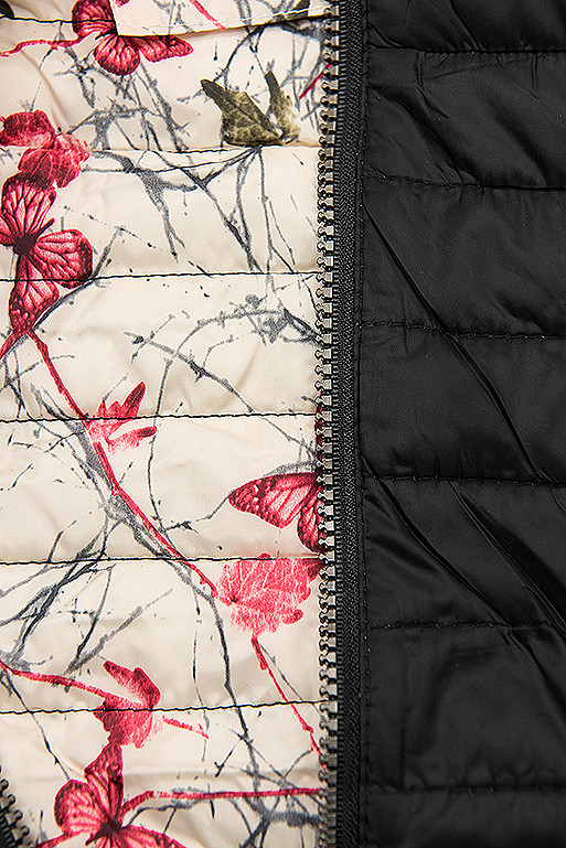 Fekete színű steppelt dzseki mintás béléssel