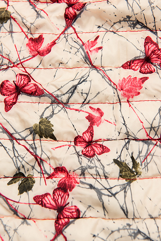 Piros színű steppelt dzseki mintás béléssel