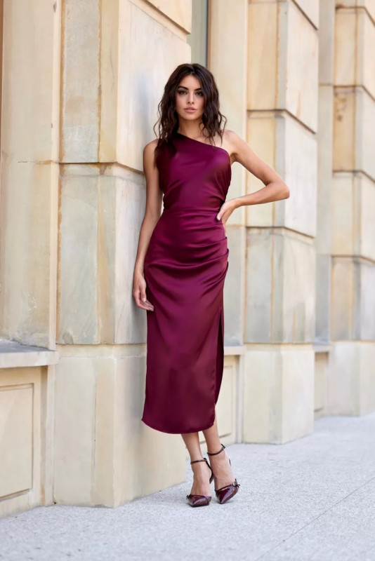 Egyvállas szatén midi ruha bordó színben