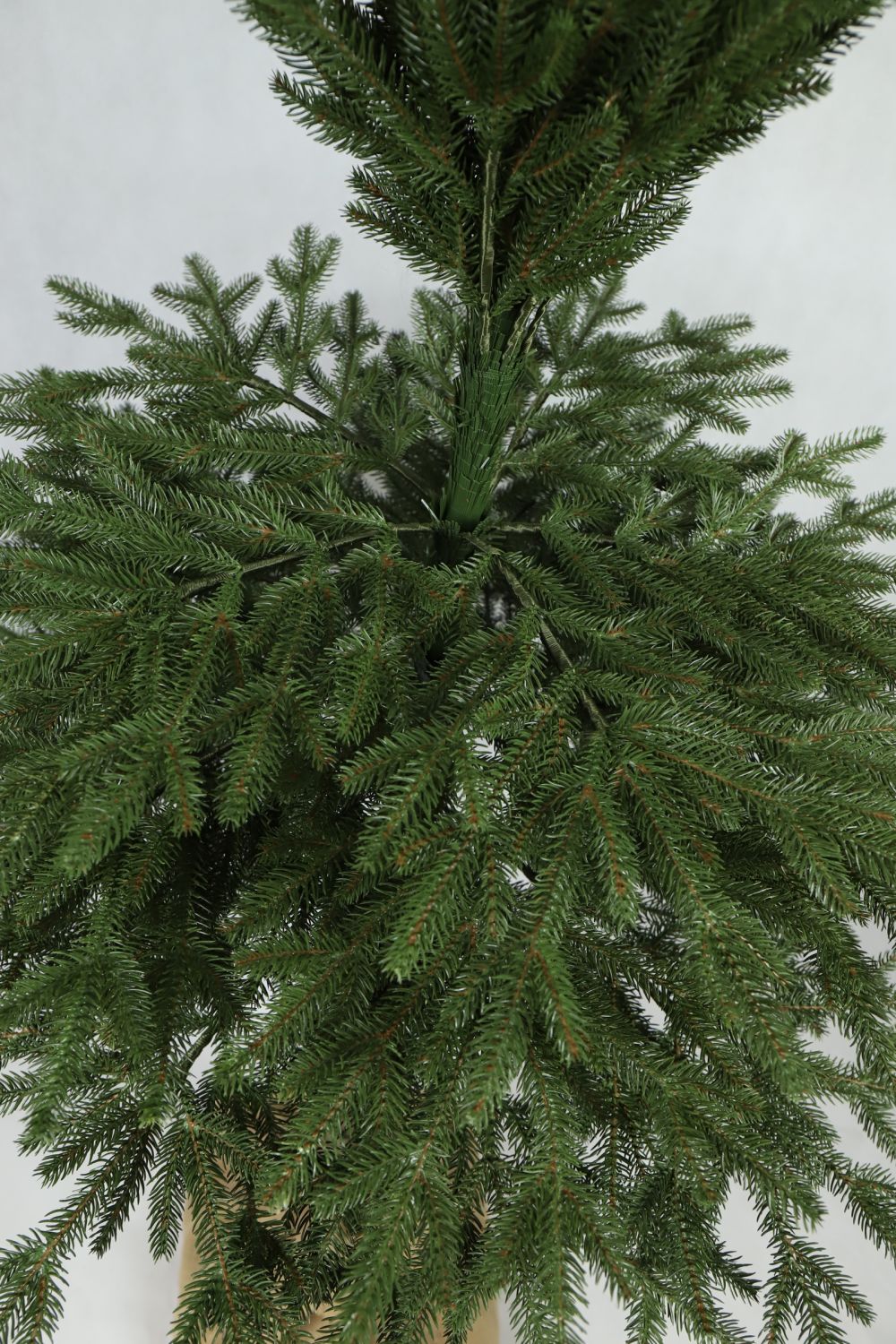 Természetes hatású lucfenyő karácsonyfa törzsön – 220 cm