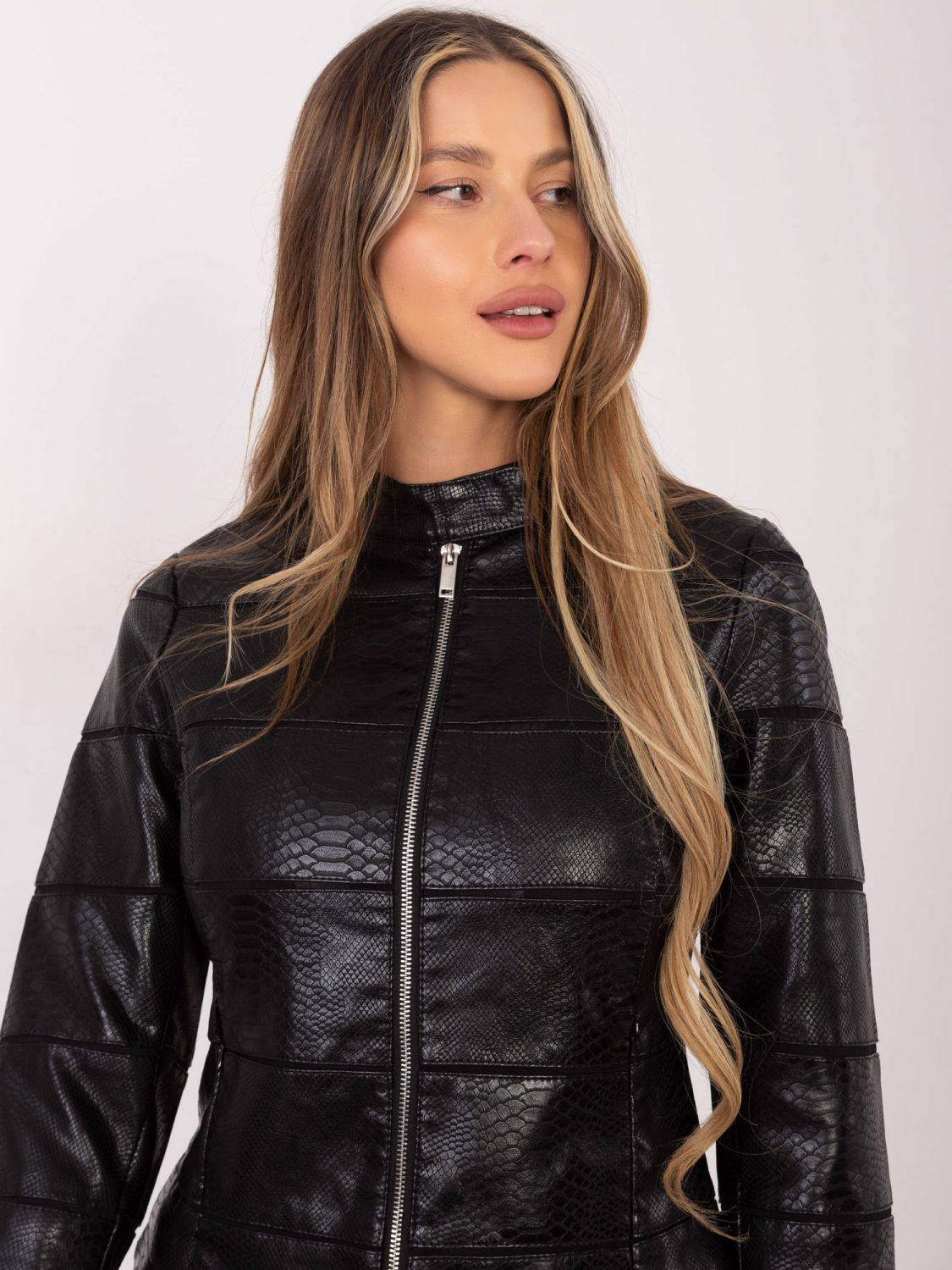 Fekete színű ökobőrből készült átmeneti dzseki