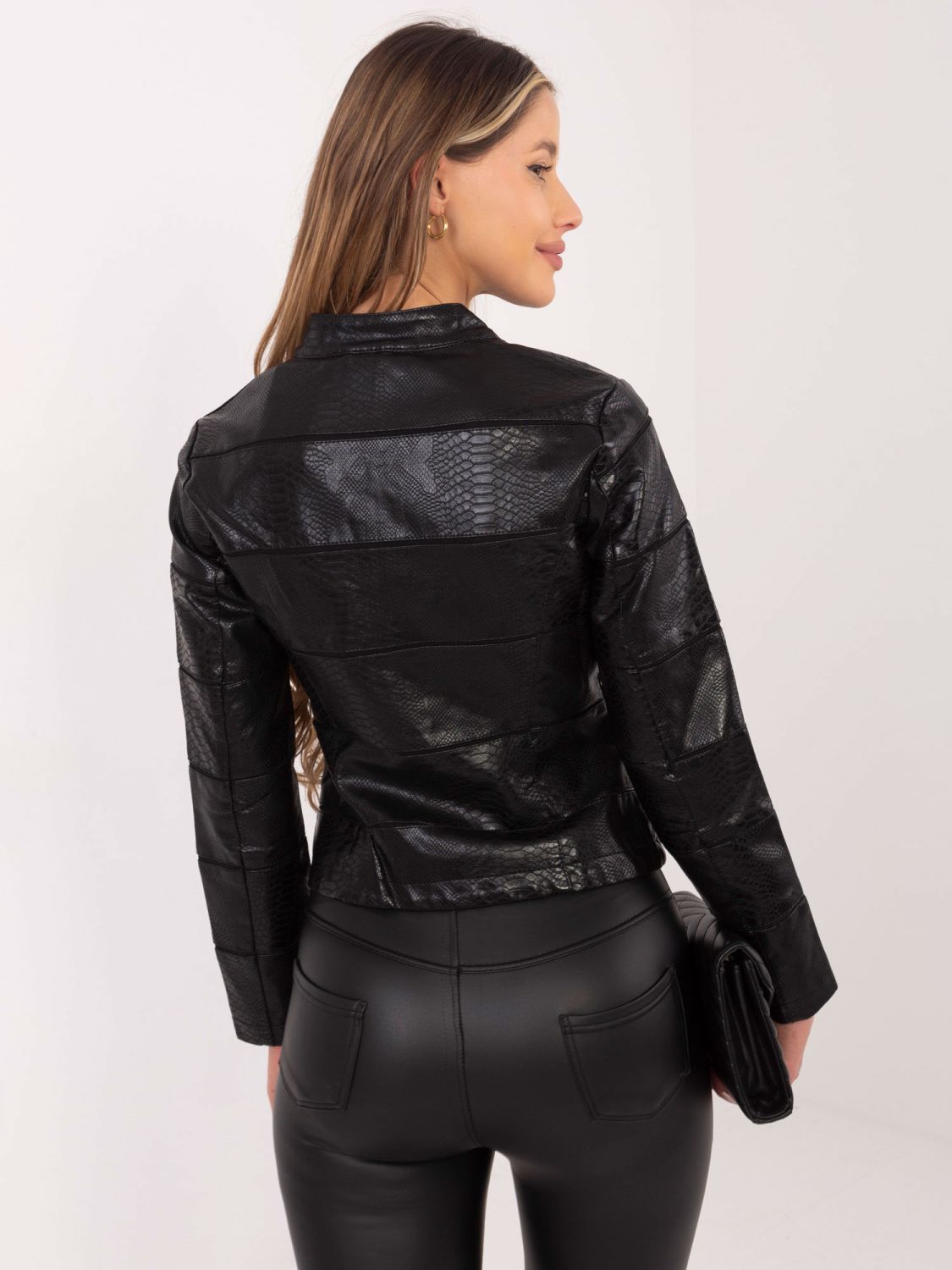 Fekete színű ökobőrből készült átmeneti dzseki