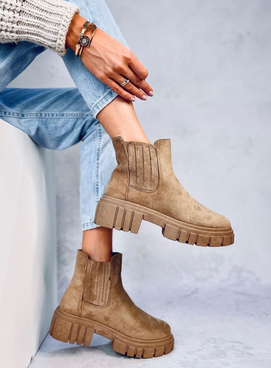 Bézs színű velúr chelsea csizma