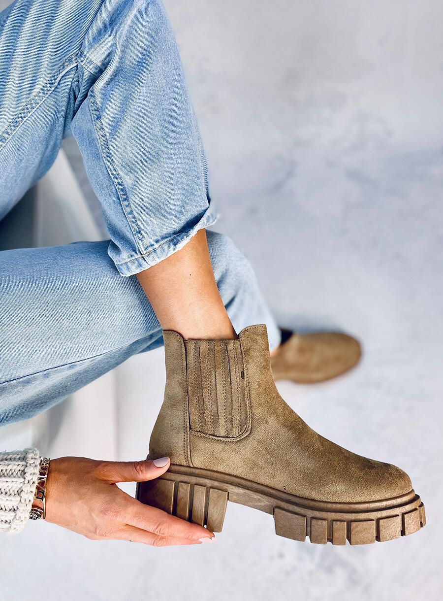 Bézs színű velúr chelsea csizma