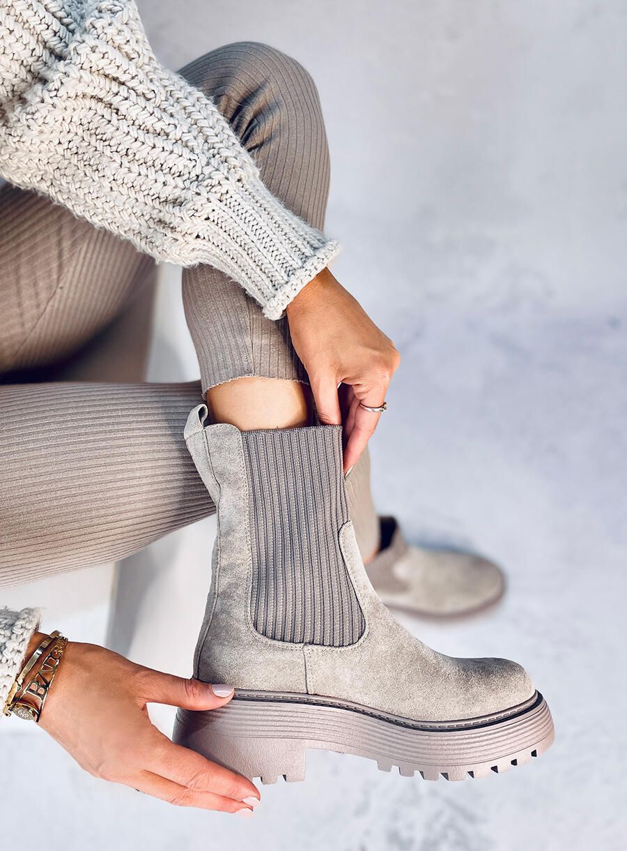 Szürke színű csizma elasztikus mandzsettával