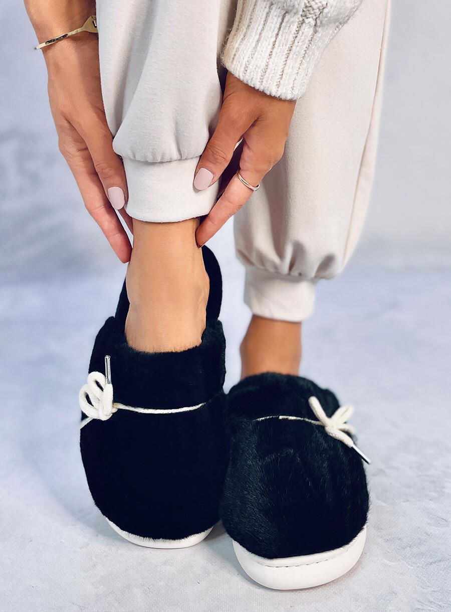 Fekete színű prémes papucs