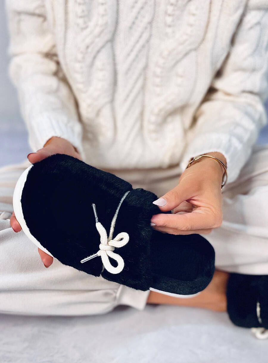 Fekete színű prémes papucs