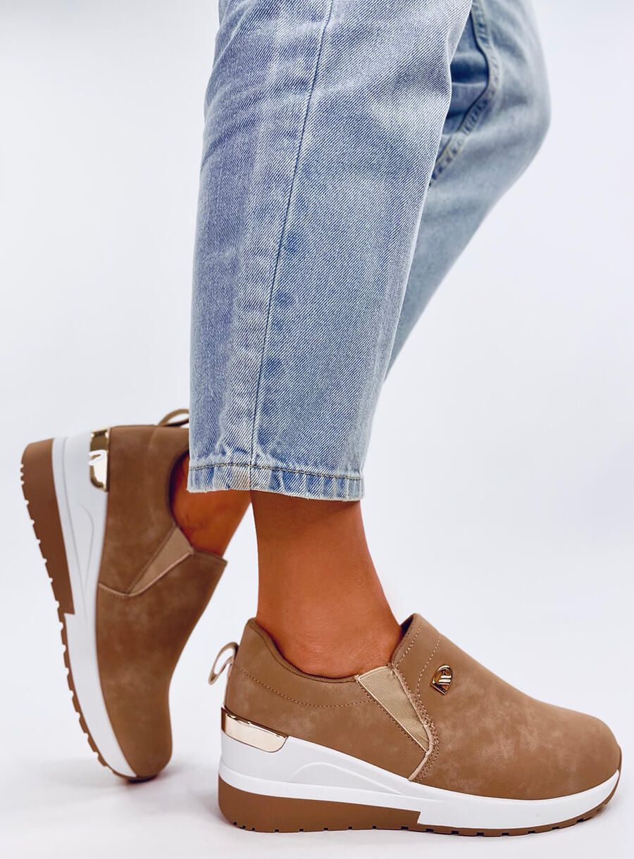 Barna színű tornacipő sarokkal