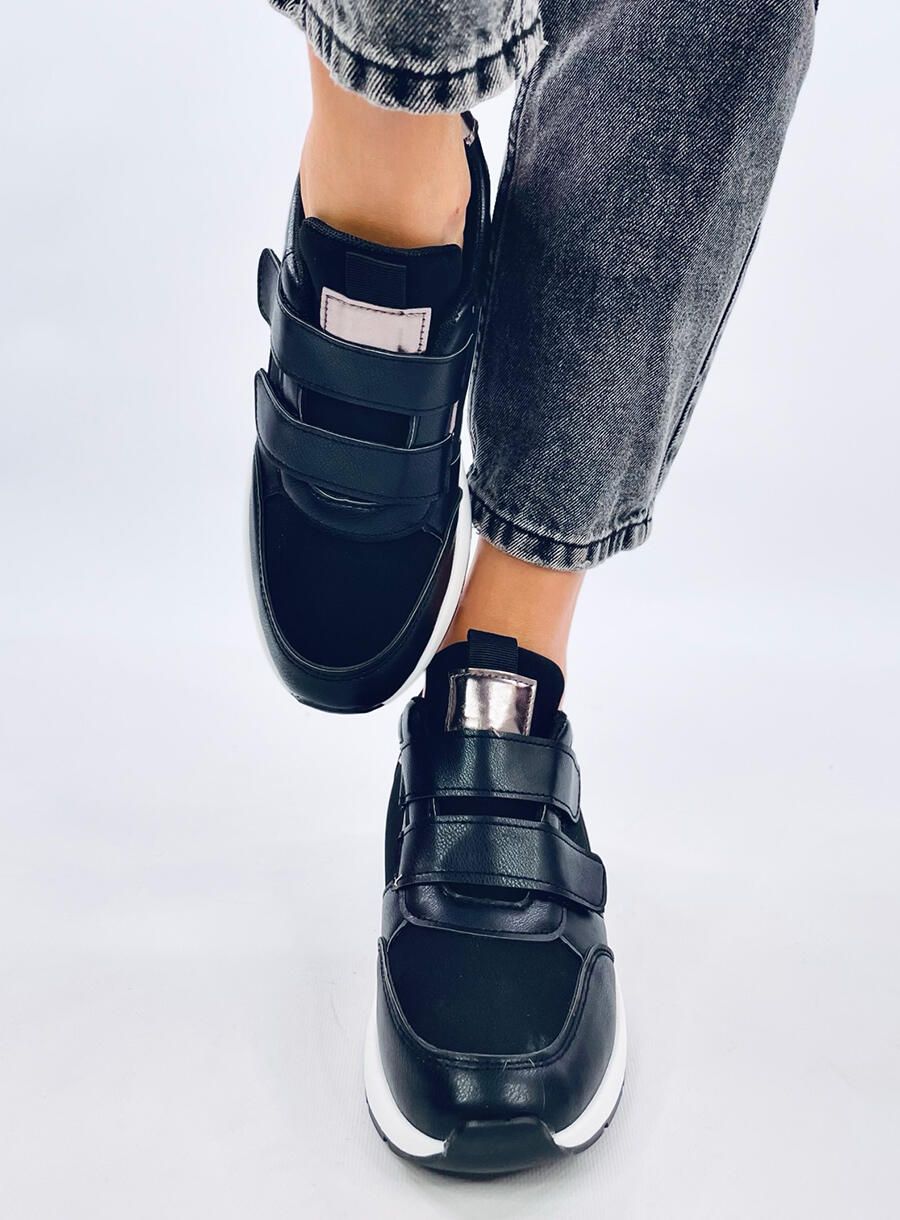 Tépőzáras éksarkú tornacipő - fekete színű