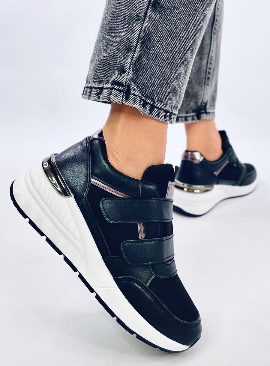 Tépőzáras éksarkú tornacipő - fekete színű