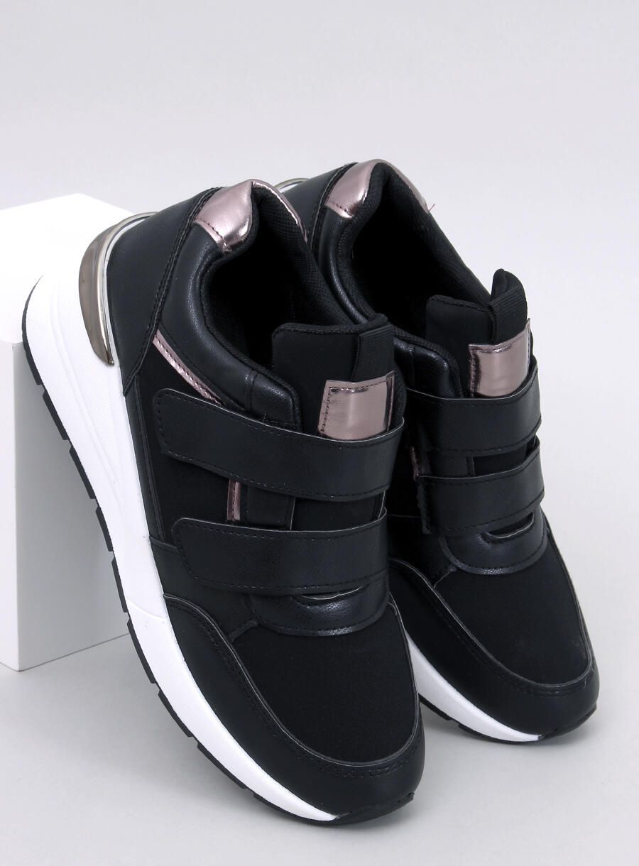 Tépőzáras éksarkú tornacipő - fekete színű