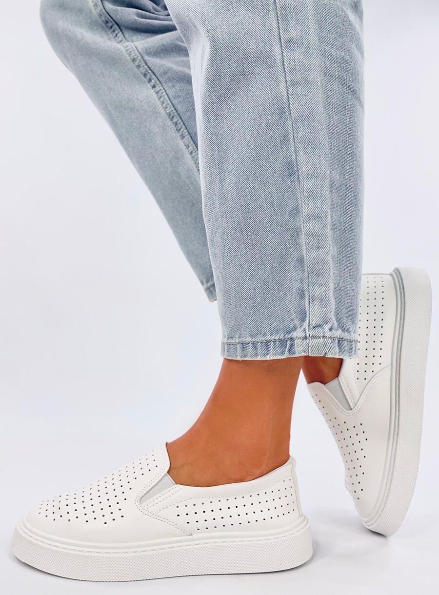 Perforált slip-on tornacipő - fehér színű