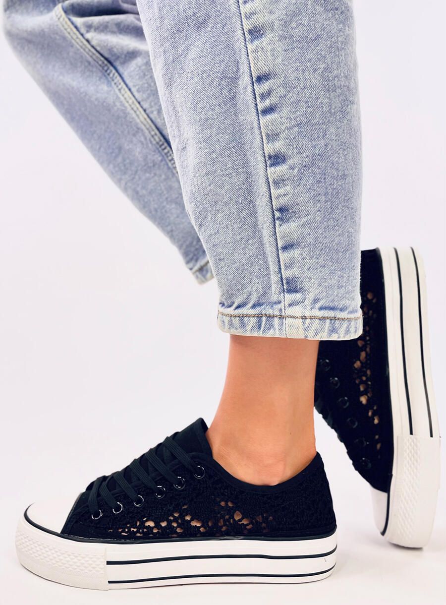 Fekete színű csipke tornacipő