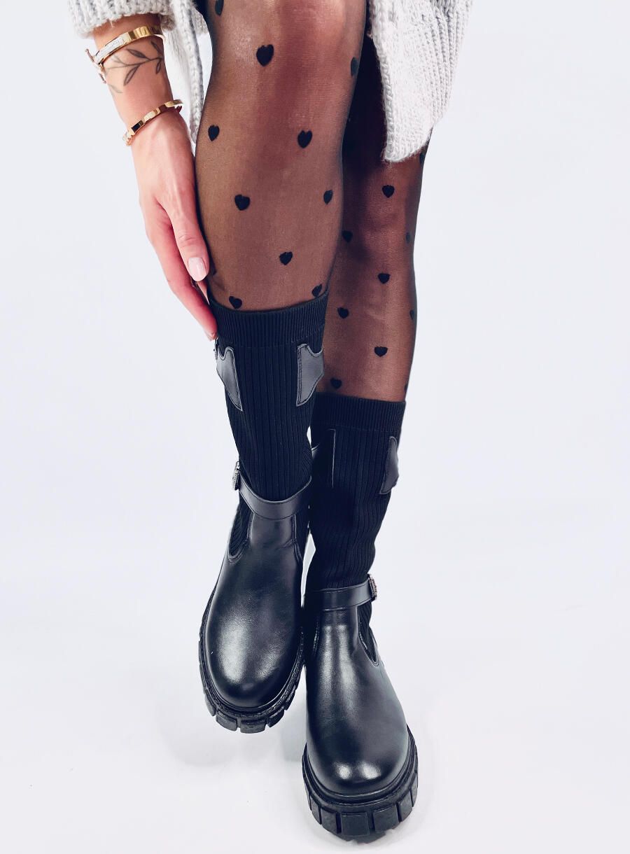 Fekete színű csizma rugalmas külső résszel