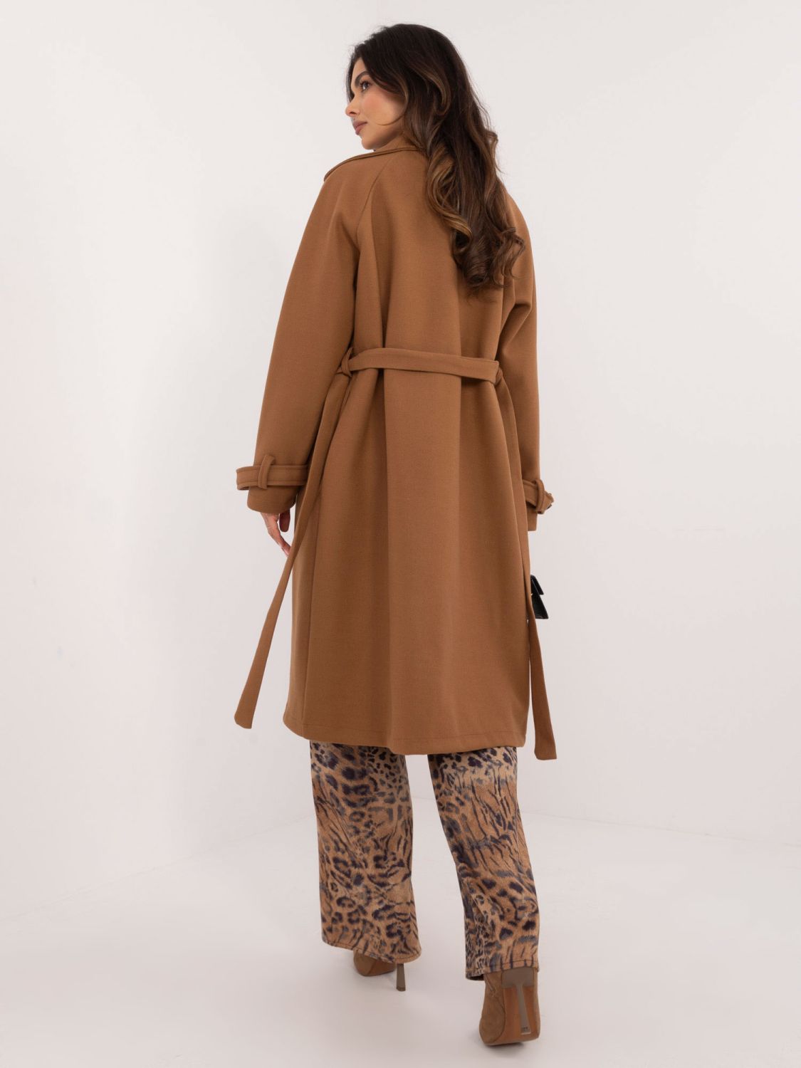 Elegáns átmeneti kabát camel színben