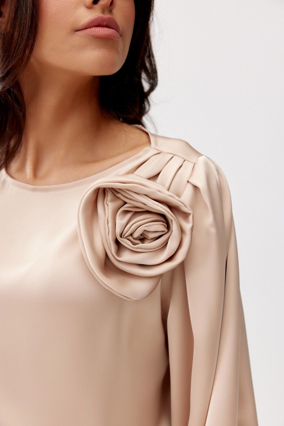 Giana bézs színű blúz rózsa díszítéssel