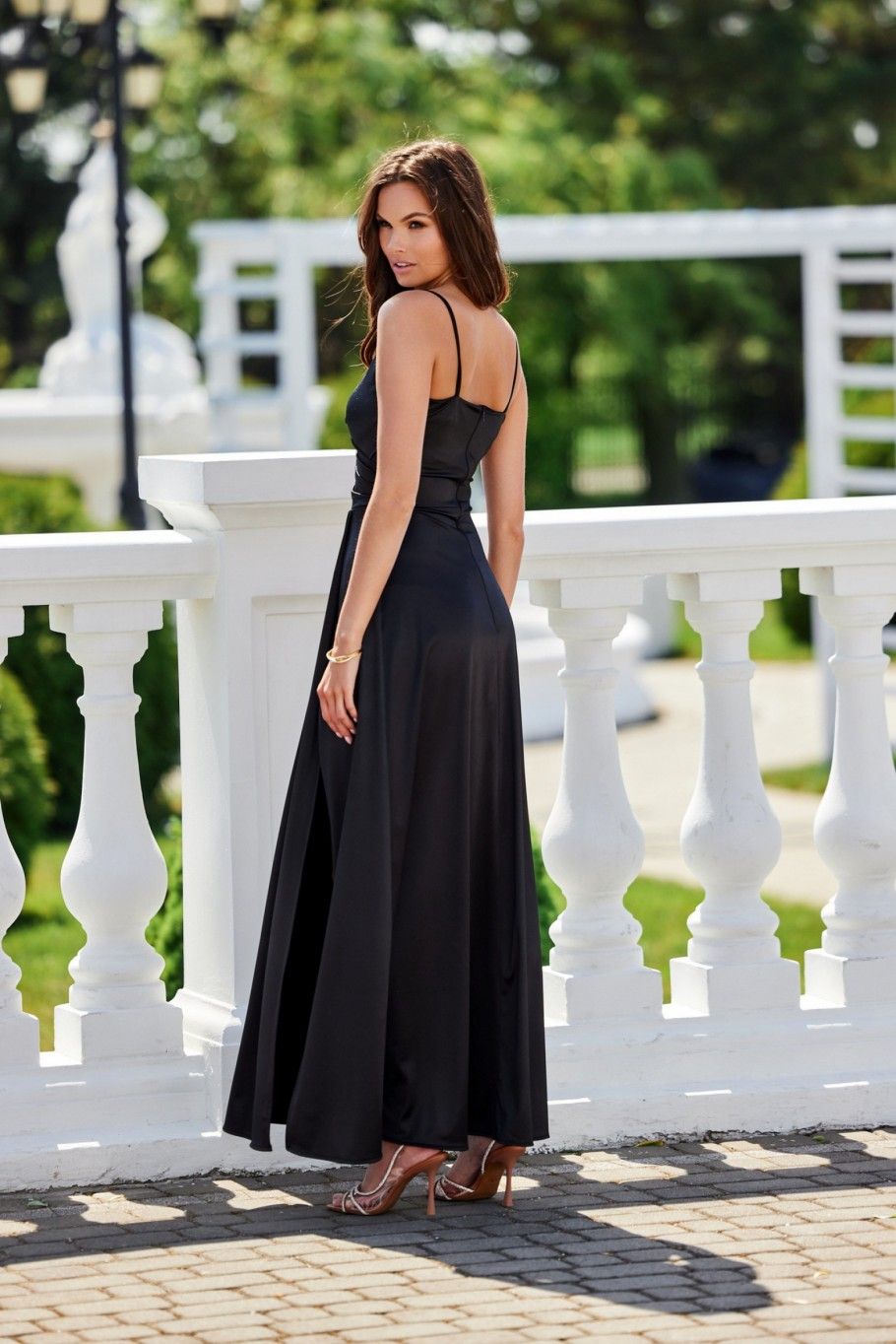Fekete színű szatén maxi ruha vállpántokkal