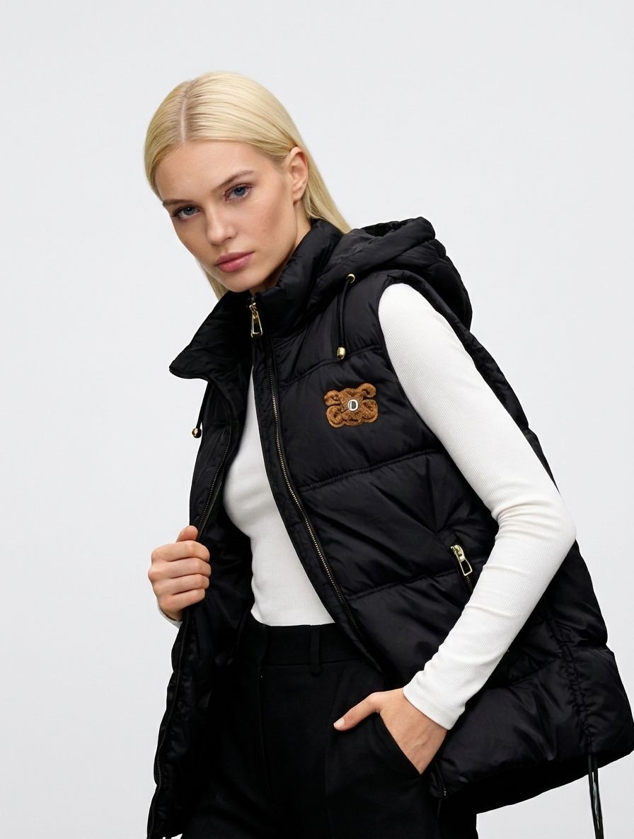 Fekete színű steppelt kapucnis mellény