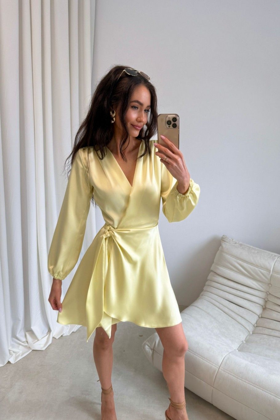 Sárga színű mini átlapolt ruha