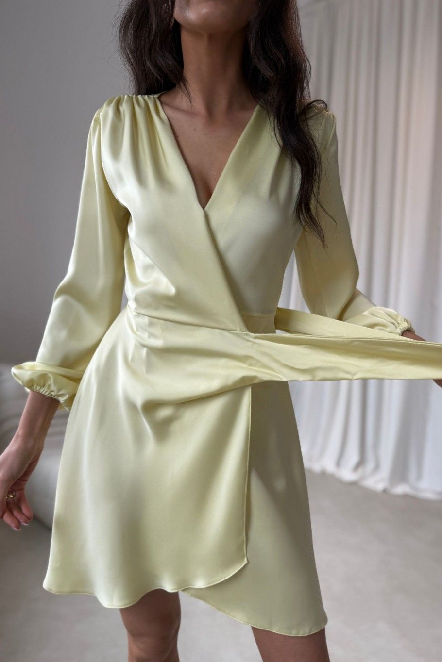 Sárga színű mini átlapolt ruha