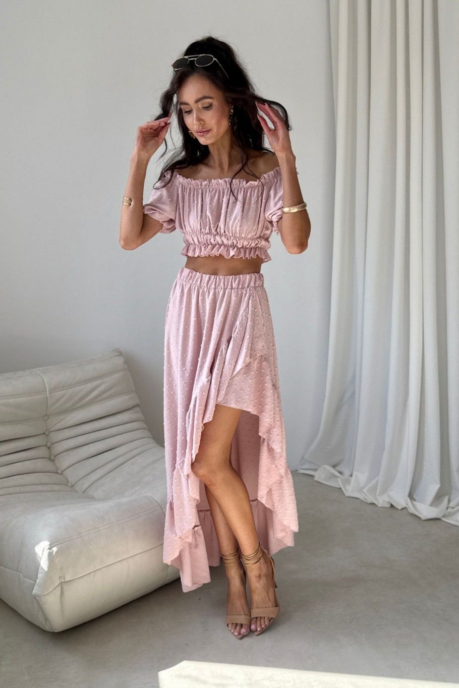 Aszimmetrikus maxi szoknyás és rövid topból álló rózsaszín szett