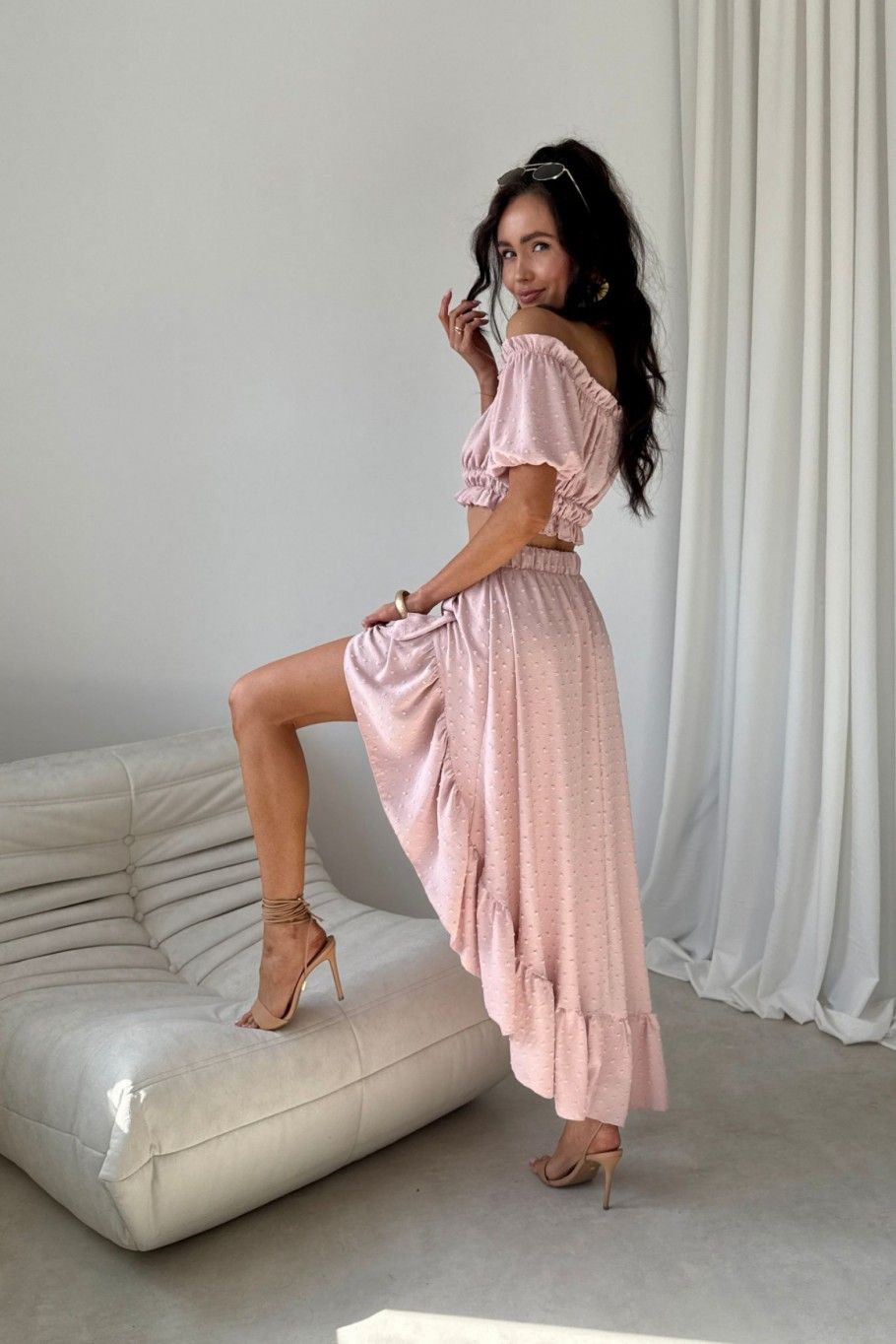 Aszimmetrikus maxi szoknyás és rövid topból álló rózsaszín szett