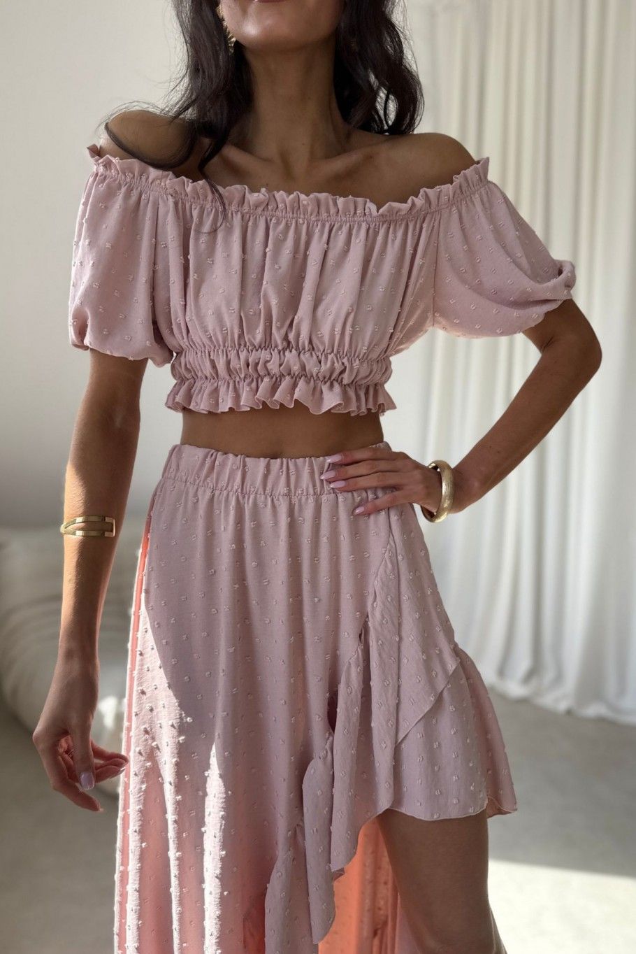 Aszimmetrikus maxi szoknyás és rövid topból álló rózsaszín szett