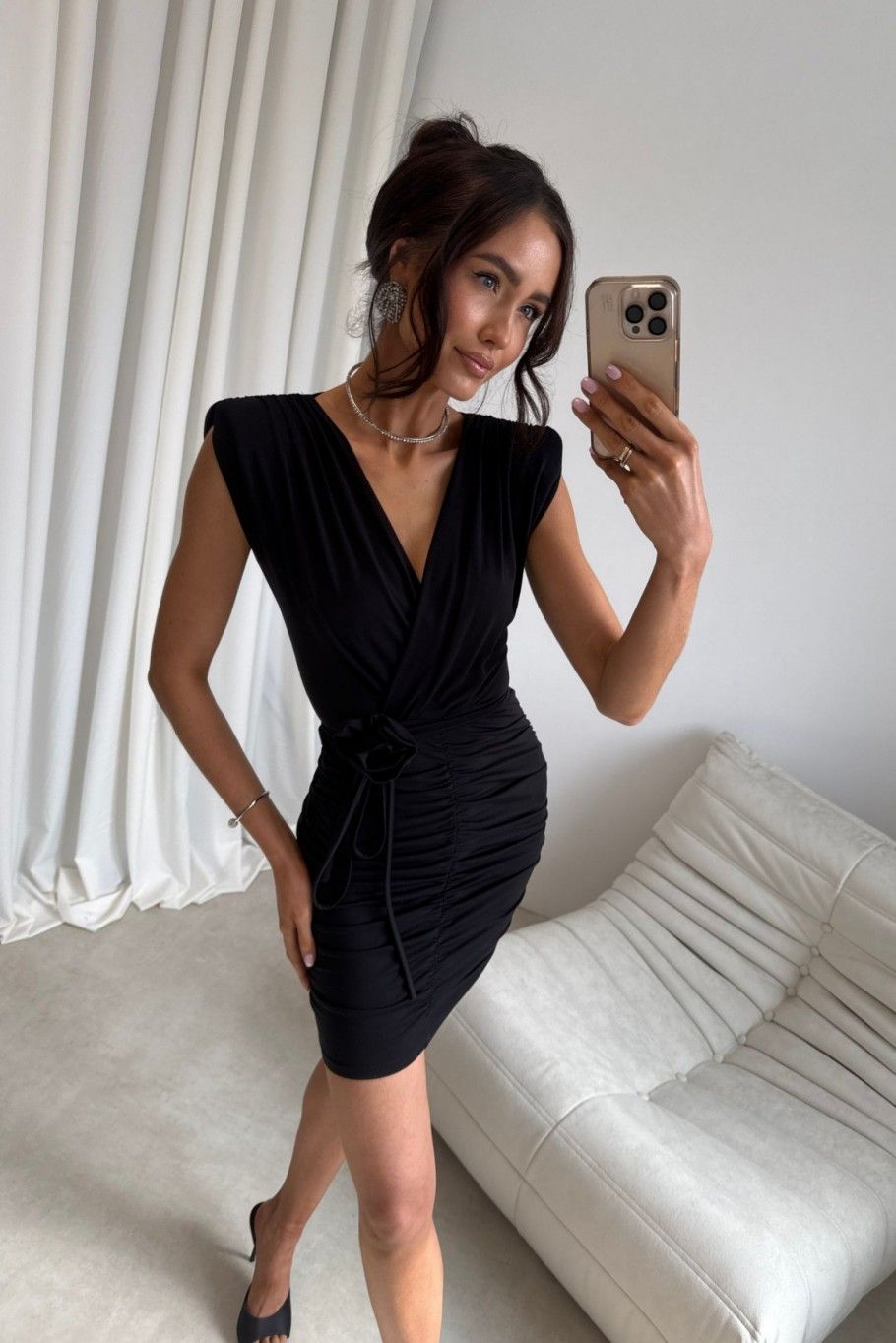 Fekete színű miniruha átlapolt dekoltázzsal és díszövvel
