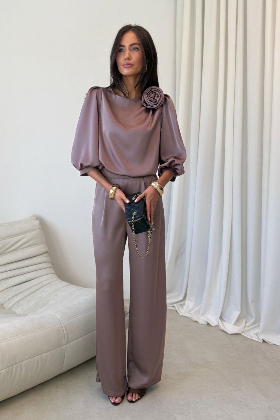 Giana barna blúz rózsa díszítéssel