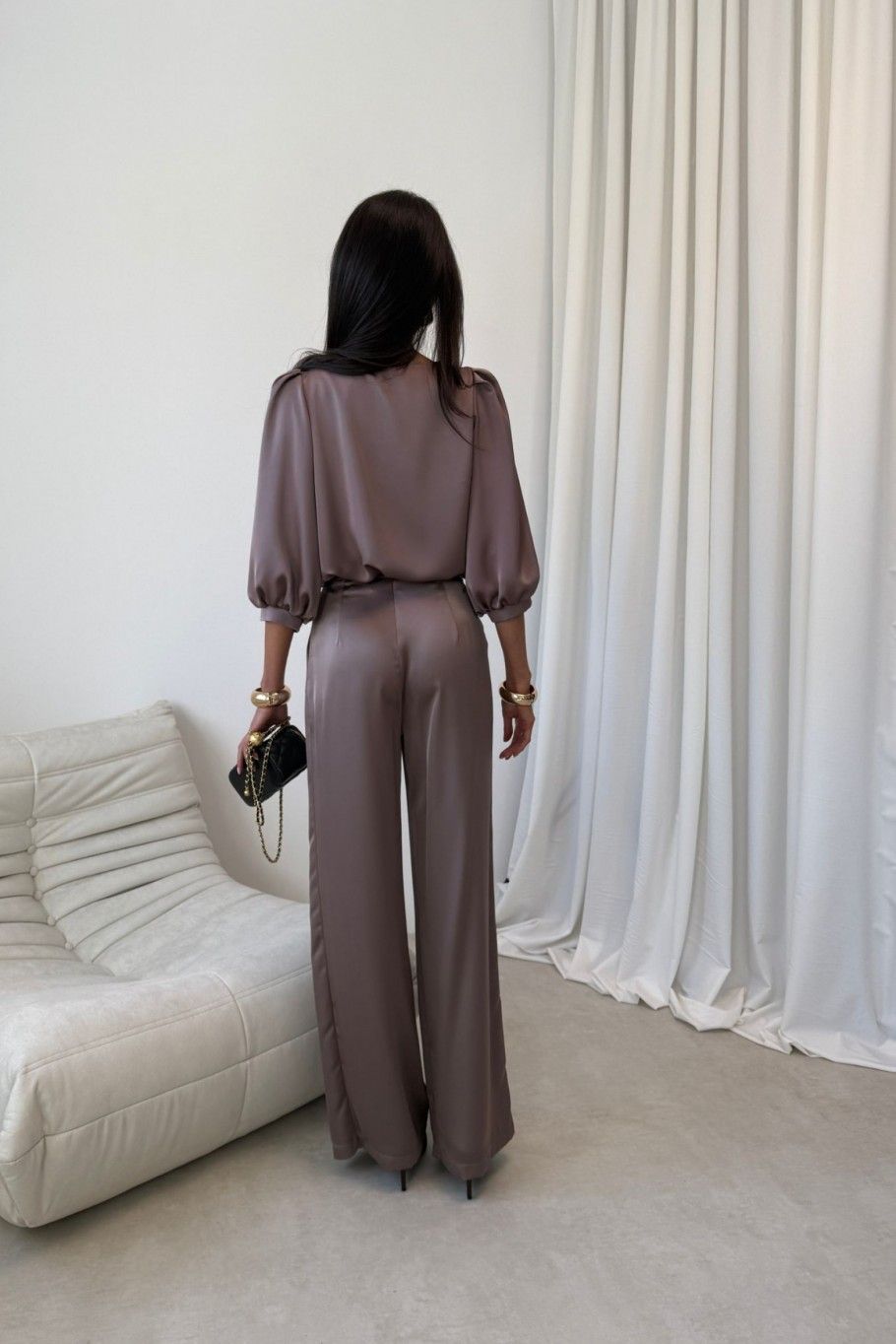 Giana barna blúz rózsa díszítéssel