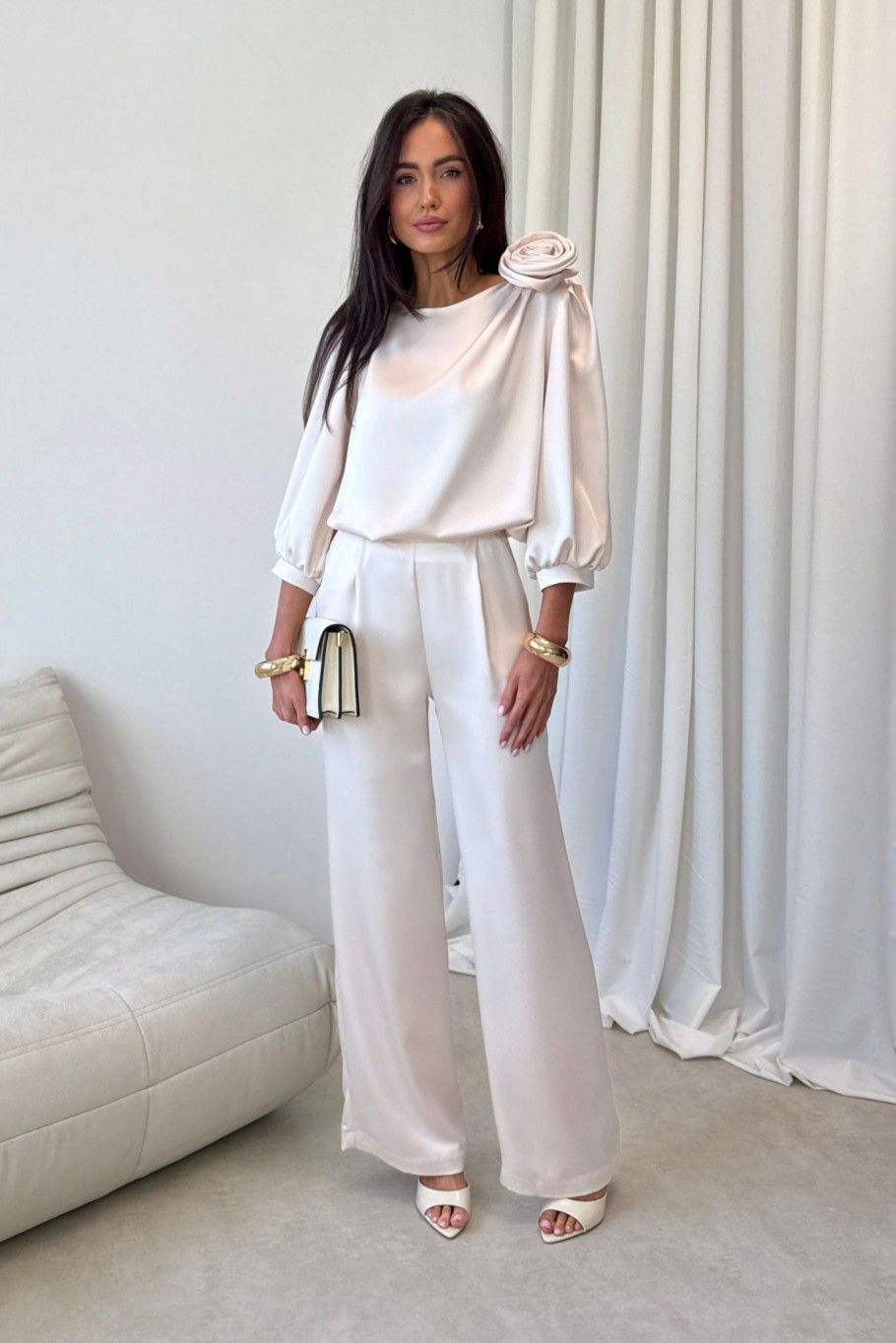 Vaníliaszínű blúz rózsa applikációval