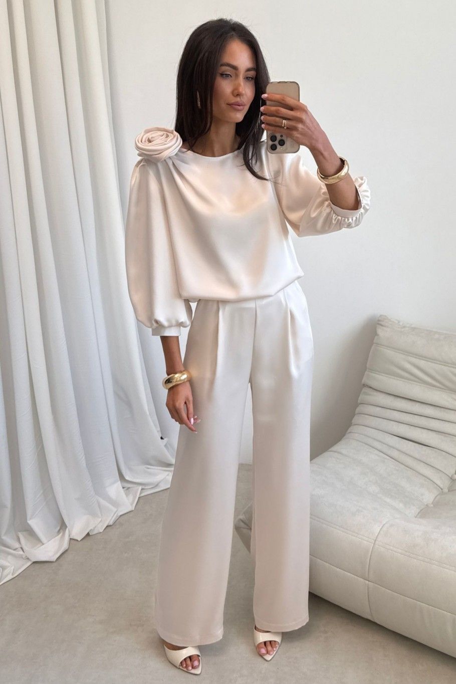 Vaníliaszínű blúz rózsa applikációval