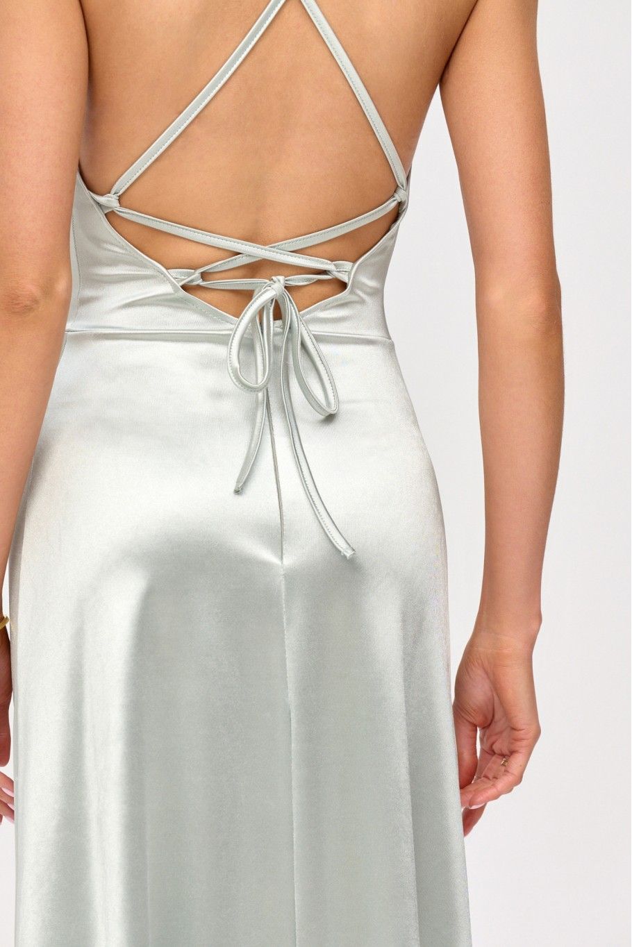 Szatén maxi ruha hátul megkötős, mentazöld színben