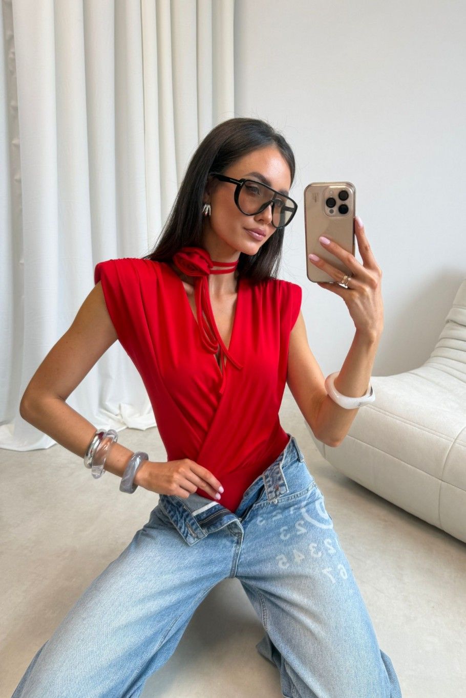 Solene piros body dekoratív övvel