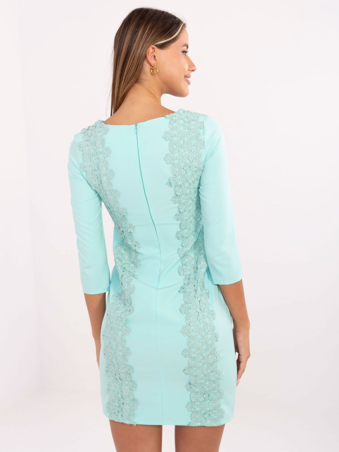 Mentazöld színű koktélruha virágmintás applikációval