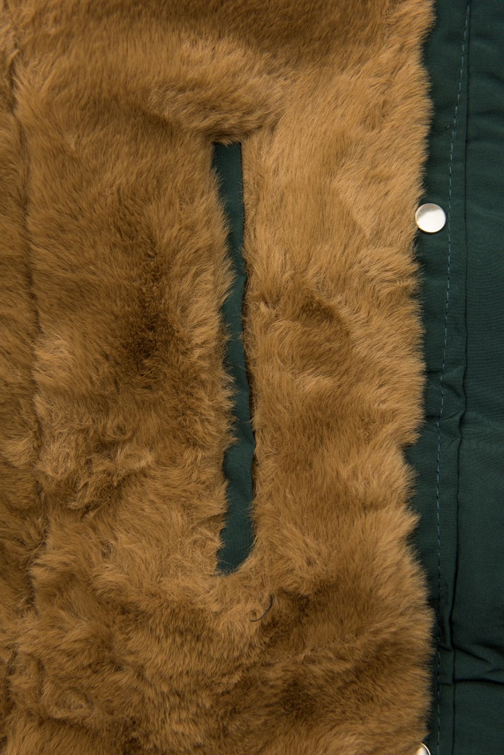 Sötétzöld színű téli parka barna színű plüssel