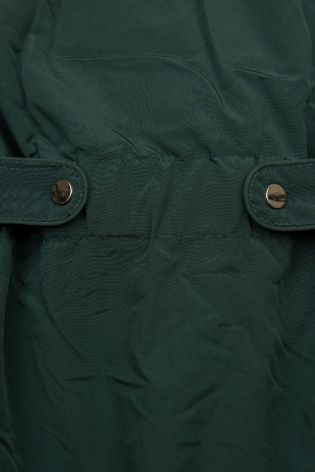 Sötétzöld színű téli parka barna színű plüssel