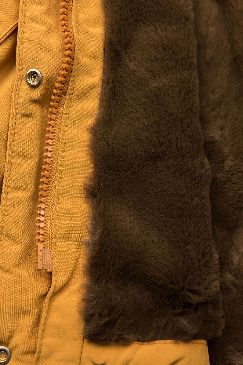 Sárga színű téli parka barna színű plüssel