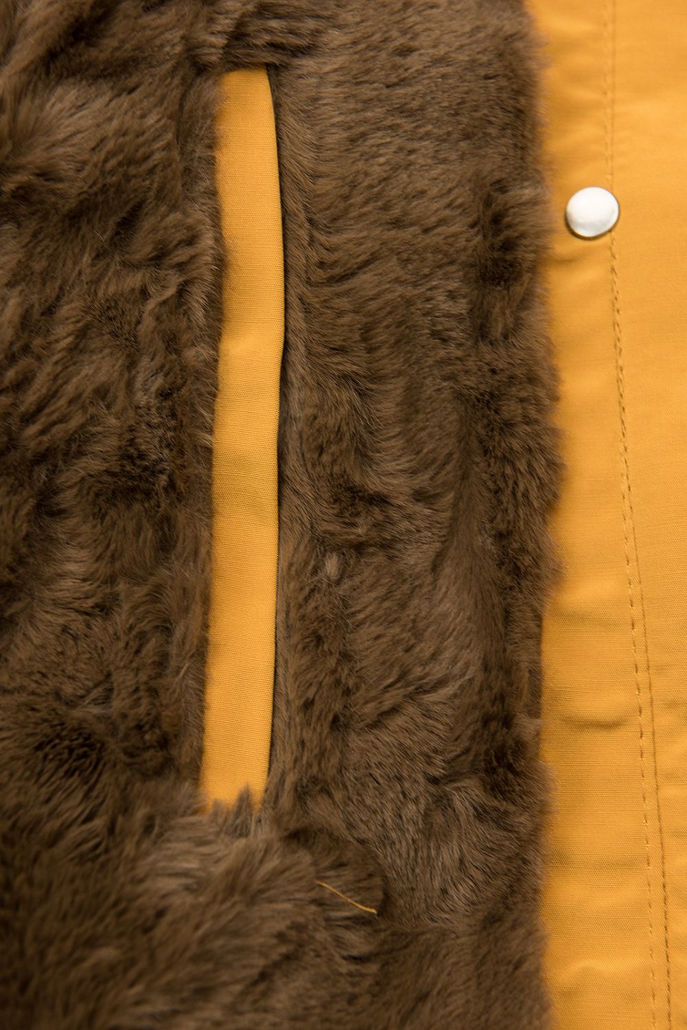 Sárga színű téli parka barna színű plüssel
