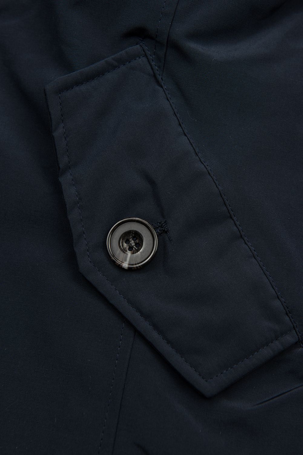 Sötétkék színű parka az őszi/téli időszakra levehető béléssel