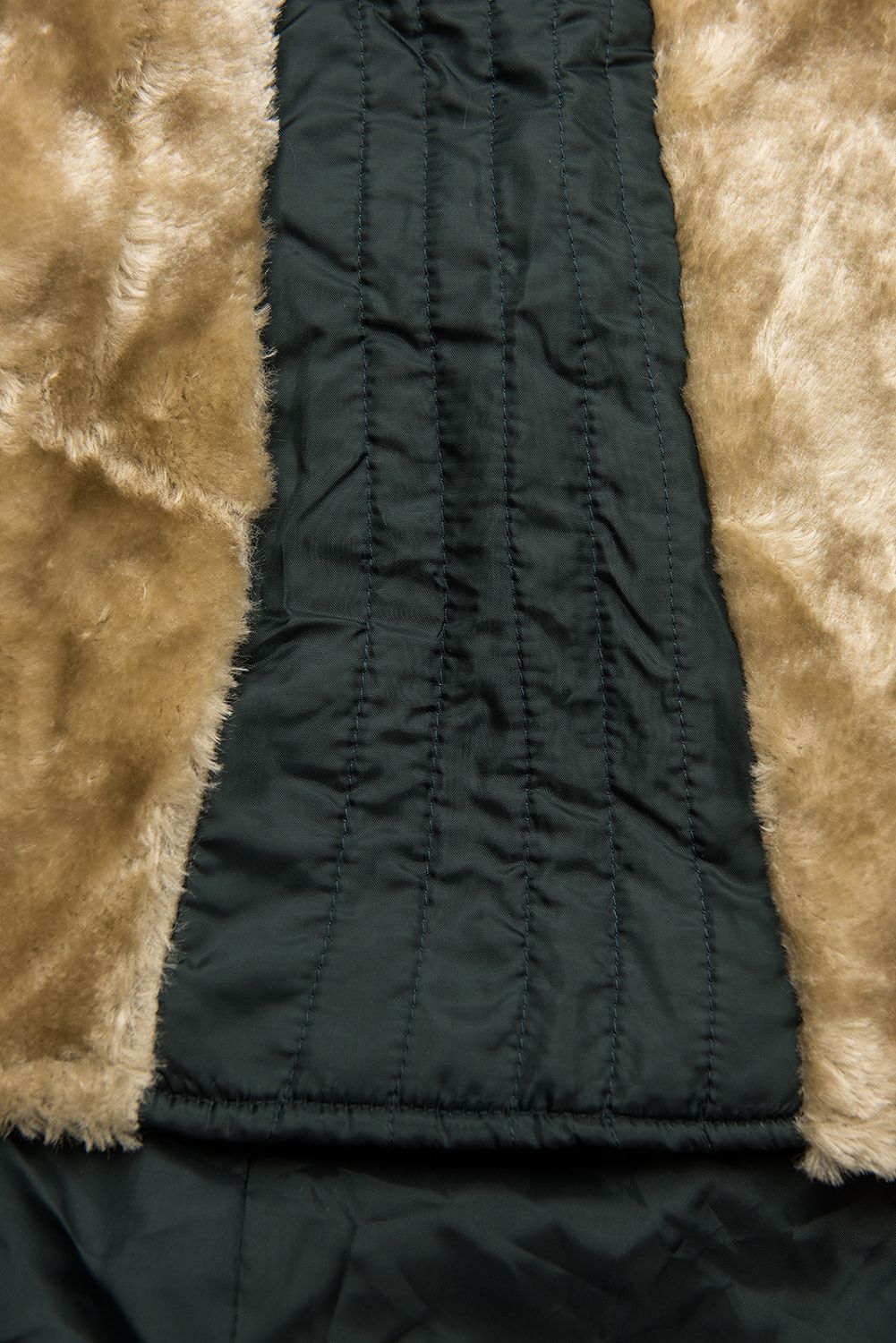 Sötétzöld színű parka az őszi/téli időszakra levehető béléssel