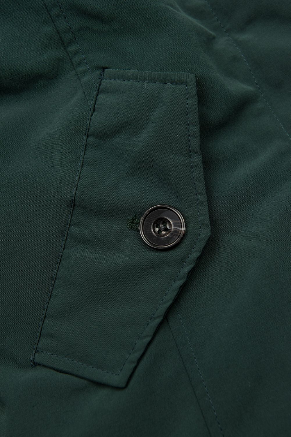 Sötétzöld színű parka az őszi/téli időszakra levehető béléssel