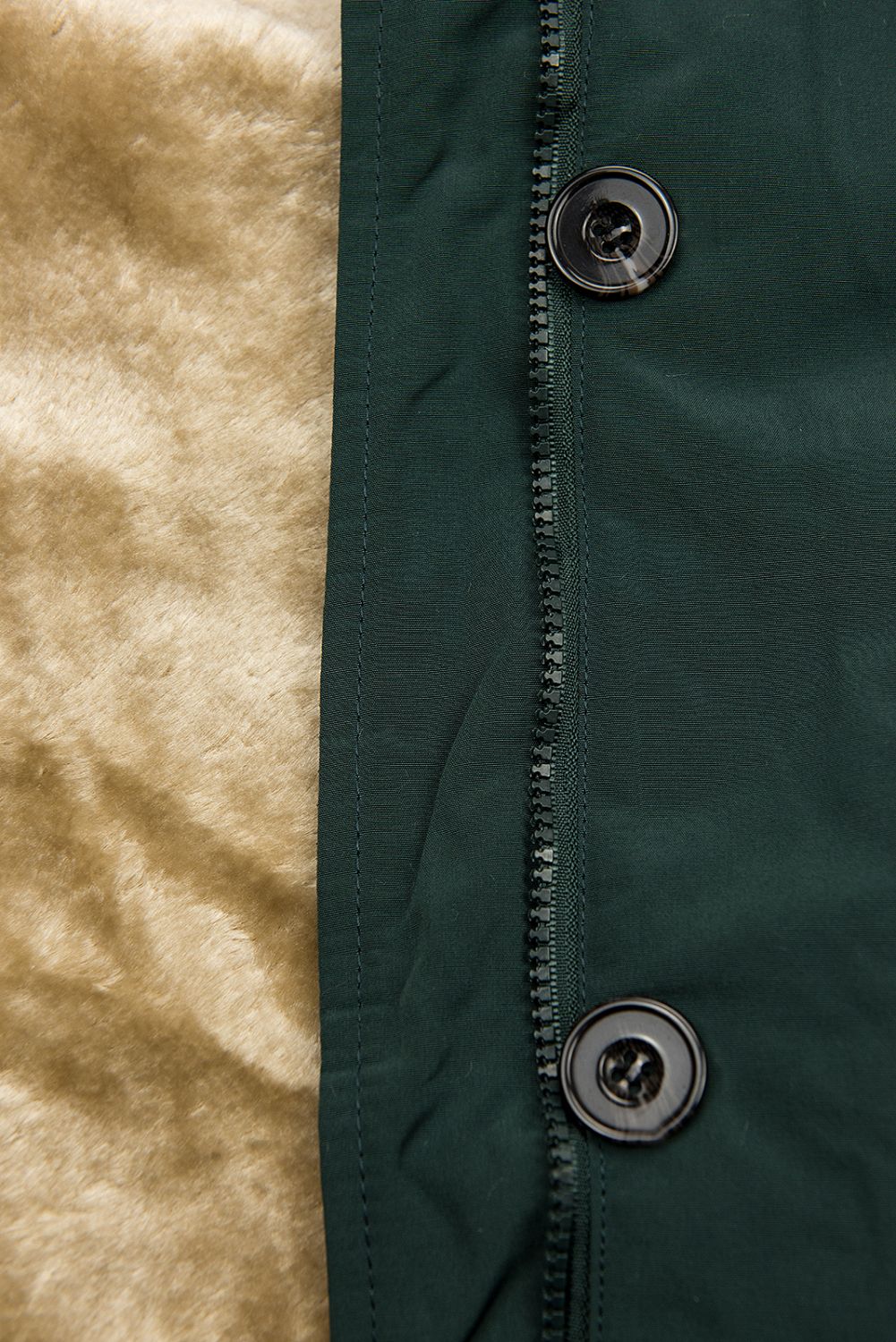 Sötétzöld színű parka az őszi/téli időszakra levehető béléssel