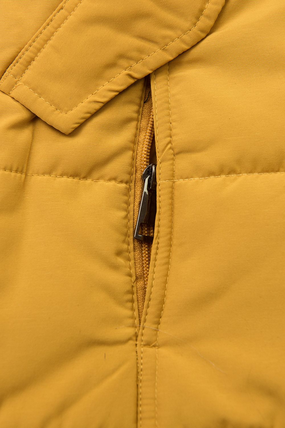 Sárga színű téli kabát szürke plüssel