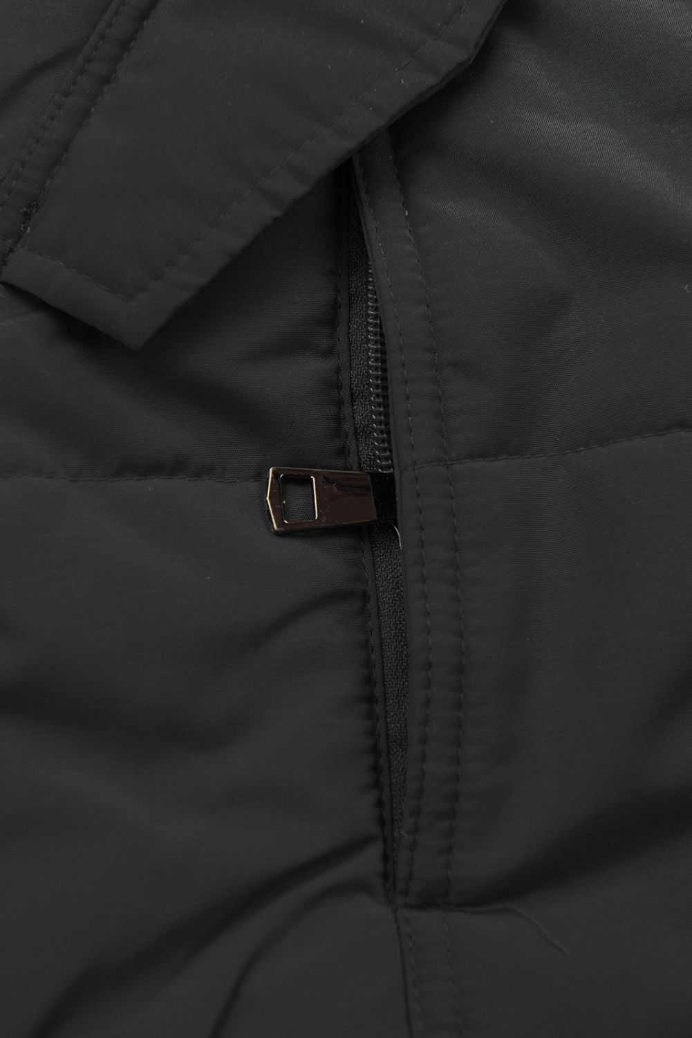 Fekete színű téli kabát szürke plüssel