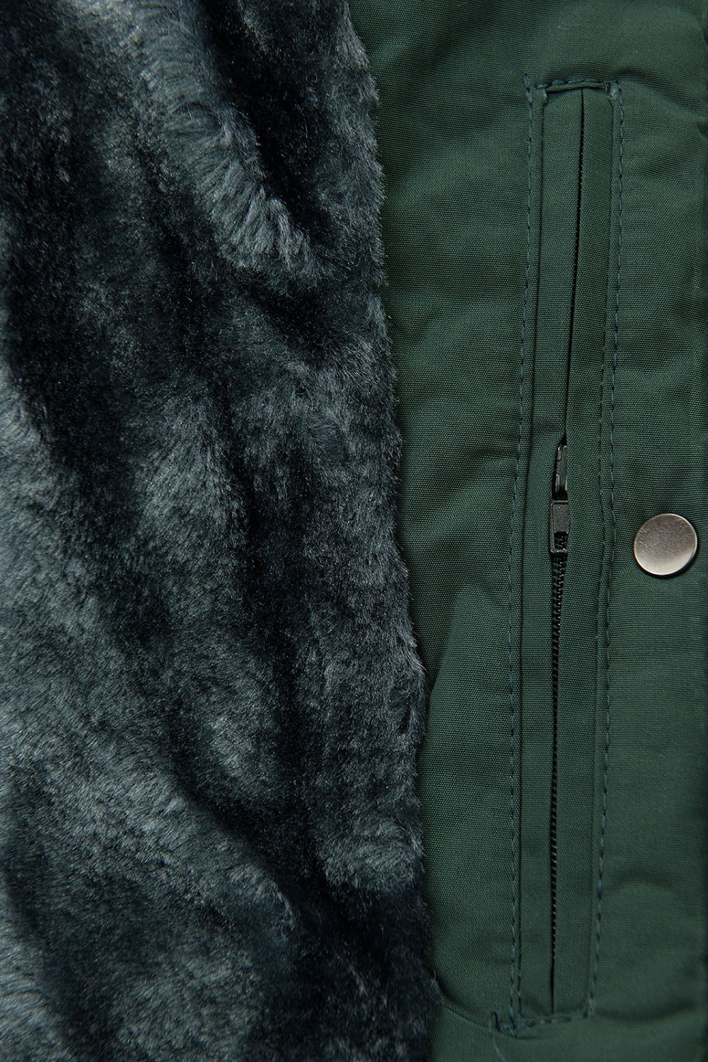 Sötétzöld színű téli kabát szürke plüssel