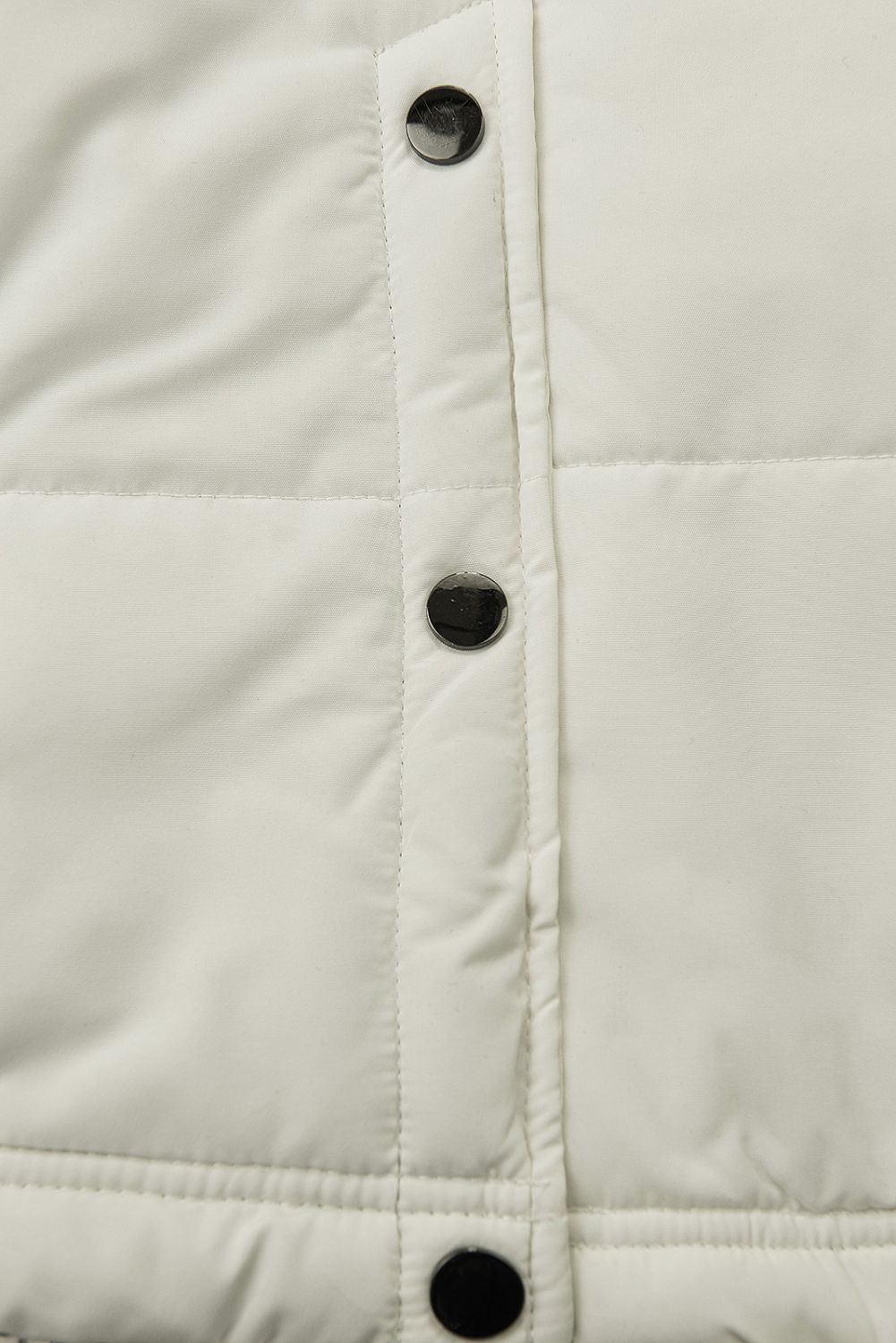 Krémfehér színű téli kabát szürke plüssel