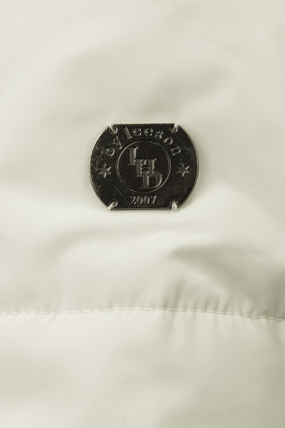 Krémfehér színű téli kabát szürke plüssel